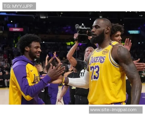 女友甜蜜发合照庆祝布朗尼21岁生日布朗尼感动转发感谢宝贝